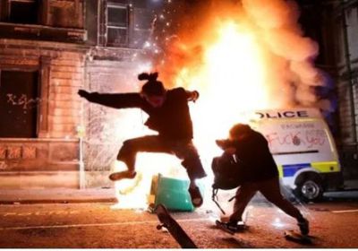بريطانيا.. احتجاجات عنيفة وإصابة شرطيين