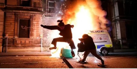 بريطانيا.. احتجاجات عنيفة وإصابة شرطيين