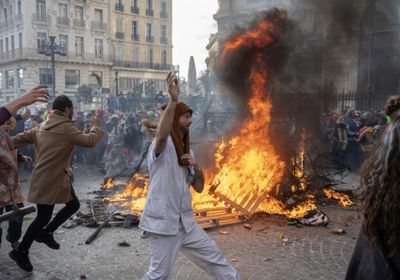 الشرطة الفرنسية تستخدم الغاز المسيل للدموع لتفريق المشاركين في كرنفال