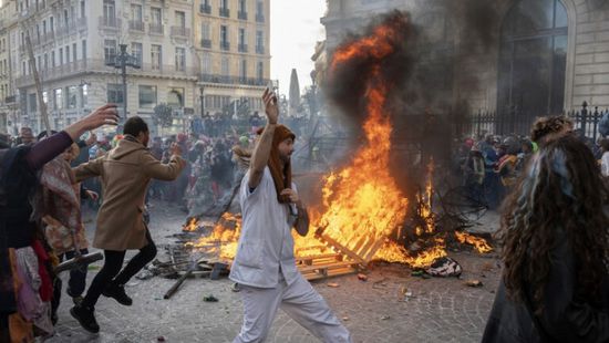 الشرطة الفرنسية تستخدم الغاز المسيل للدموع لتفريق المشاركين في كرنفال