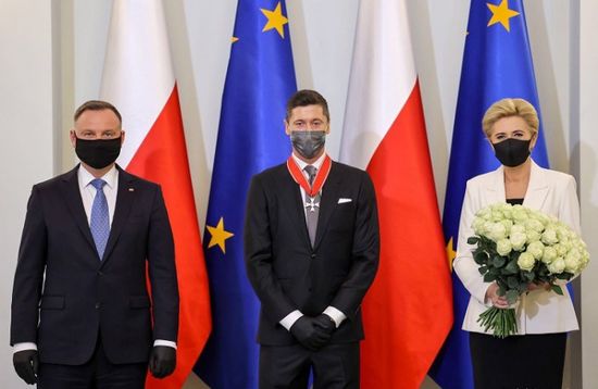 الرئيس البولندي يكرم ليفاندوفسكي بواحد من أعلى الأوسمة في بلاده