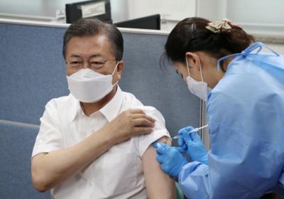 زعيم كوريا الجنوبية يتلقى لقاح أسترازينيكا