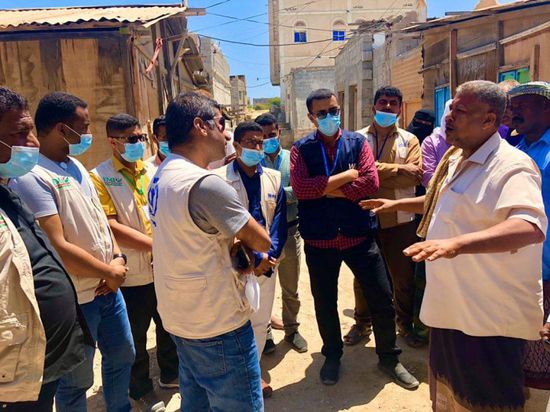 فريق " الغذاء العالمي" يتفقد نقاط المساعدات بالمكلا