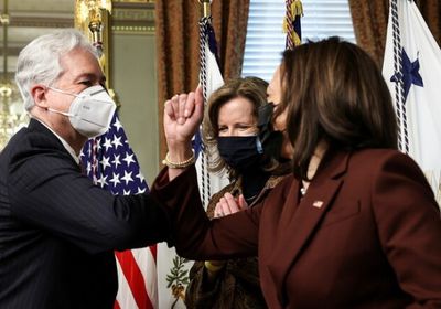  نائبة بايدن تدين إطلاق النار الجماعي في مدينة بولدر