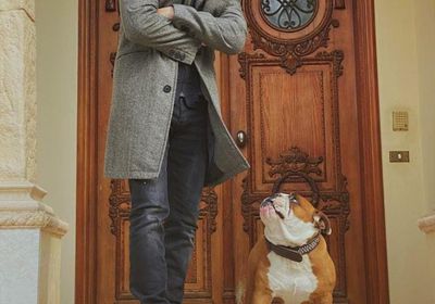 أحمد حلمي مع كلبه بإطلالة شتوية في أحدث ظهور (صورة)