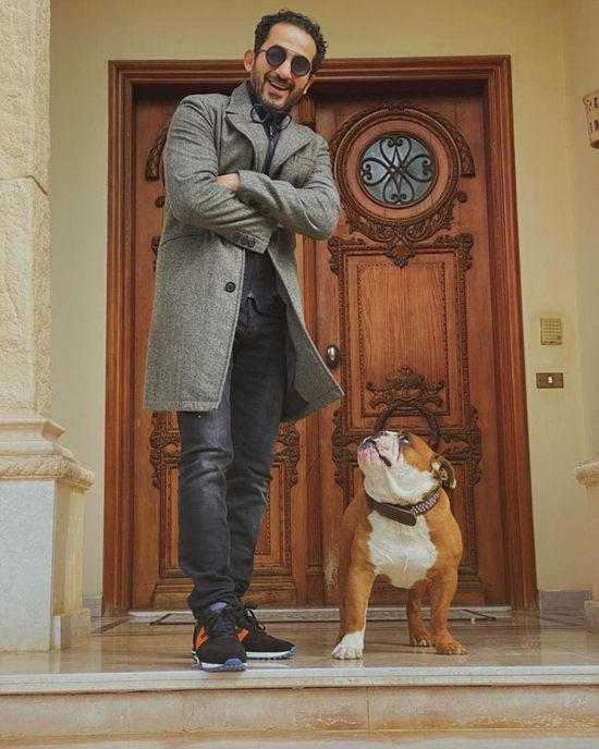 أحمد حلمي مع كلبه بإطلالة شتوية في أحدث ظهور (صورة)