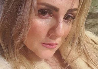 رانيا محمود ياسين تنشر صورًا جديدة من كواليس "الطاووس"