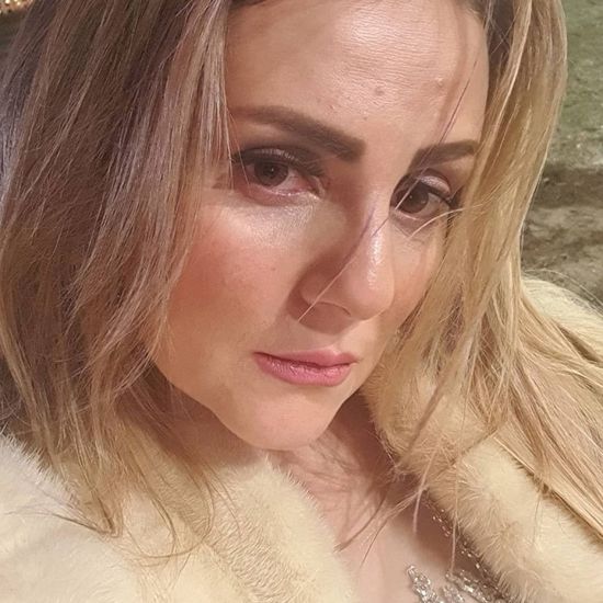 رانيا محمود ياسين تنشر صورًا جديدة من كواليس "الطاووس"