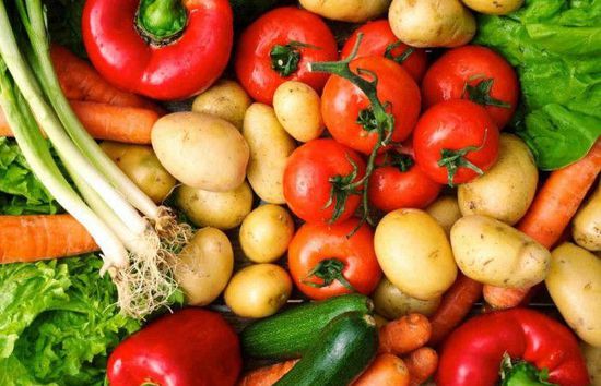 ارتفاع الطماطم.. أسعار الخضروات والفواكه بعدن اليوم الخميس