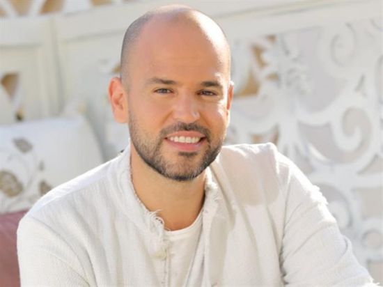 أبو يطرح "1000 احتمال" (فيديو)