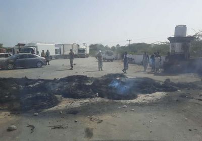 محتجون في رضوم على تلاعب الإخوان بأسعار المحروقات