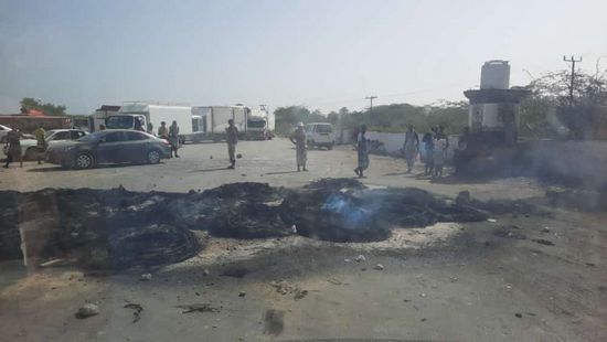 محتجون في رضوم على تلاعب الإخوان بأسعار المحروقات