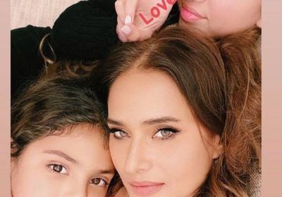 أحدث ظهور لـ نيللي كريم مع ابنتيها