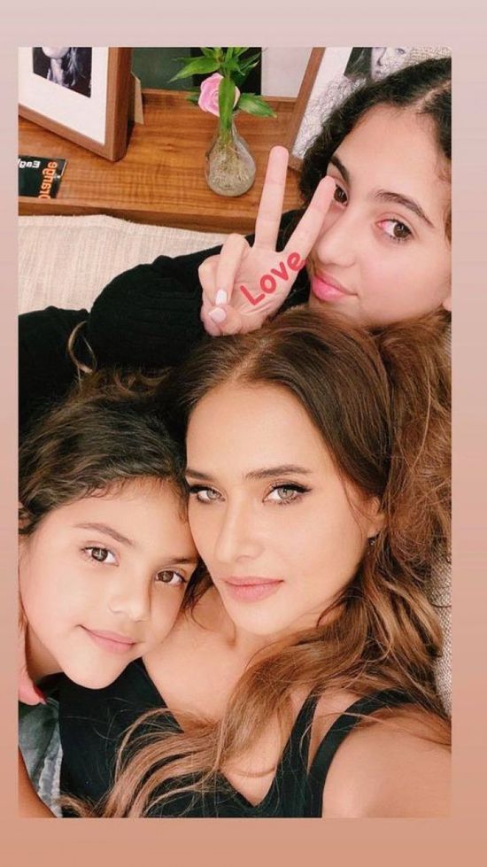 أحدث ظهور لـ نيللي كريم مع ابنتيها