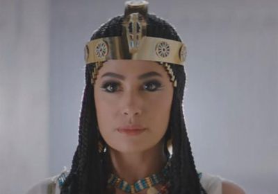 مخرج مصري يدافع عن هند صبري بعد انتقاد وجودها في موكب المومياوات