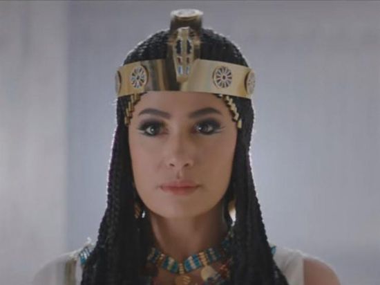 مخرج مصري يدافع عن هند صبري بعد انتقاد وجودها في موكب المومياوات