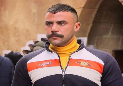 محمد إمام وسط جمهوره في الشارع أثناء تصوير "النمر" (فيديو)