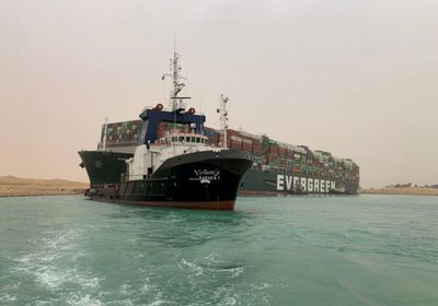 استئناف جهود تعويم السفينة الجانحة اليوم