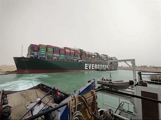 شركة إنقاذ ألمانية تتوقع تعويم السفينة الجانحة بقناة السويس خلال أيام