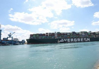 مصر تُجري مناورة جديدة لسحب السفينة الجانحة في قناة السويس