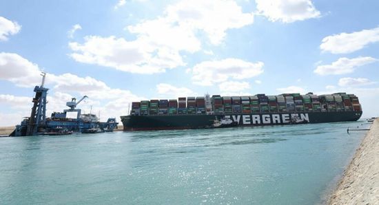 مصر تُجري مناورة جديدة لسحب السفينة الجانحة في قناة السويس