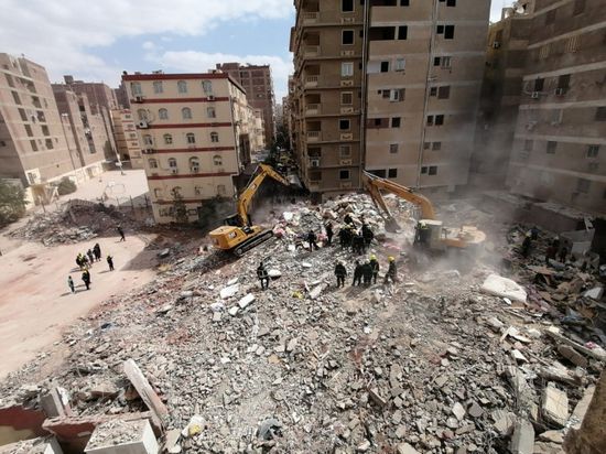 مصر: ارتفاع حصيلة ضحايا عقار جسر السويس المنكوب إلى 22 وفاة