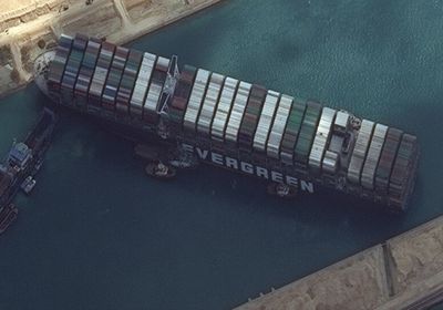 تقارير تكشف عن مفاجأة بشأن السفينة الجانحة بقناة السويس