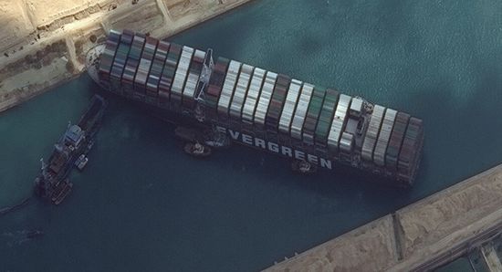 تقارير تكشف عن مفاجأة بشأن السفينة الجانحة بقناة السويس