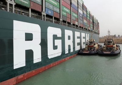 كتلة صخرية تعيق تعويم السفينة الجانحة بقناة السويس