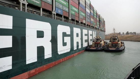 كتلة صخرية تعيق تعويم السفينة الجانحة بقناة السويس