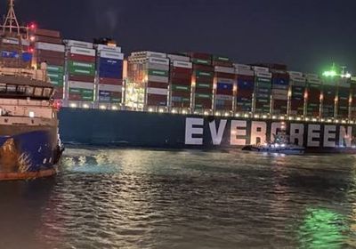 نجاح تعويم وتحريك السفينة البنمية الجانحة بقناة السويس