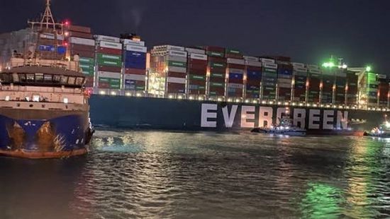 نجاح تعويم وتحريك السفينة البنمية الجانحة بقناة السويس