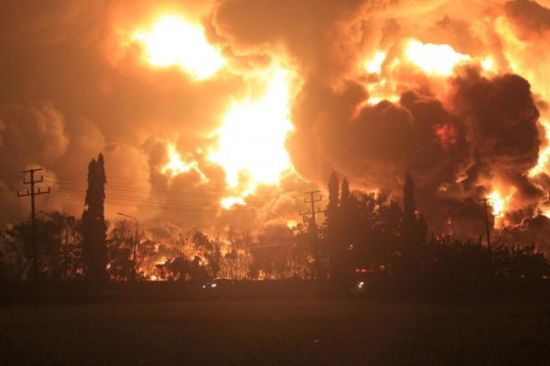 إصابة 20 شخصًا في حريق ضخم بمصفاة بإندونيسيا