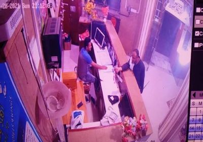 تزعجه الإضاءة.. عاقل حارة يقتحم فندقًا بتعز لتكسير مصابيحه