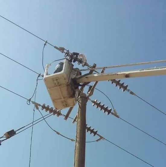 صيانة خطوط الكهرباء بين مديريتي البريقة والشعب