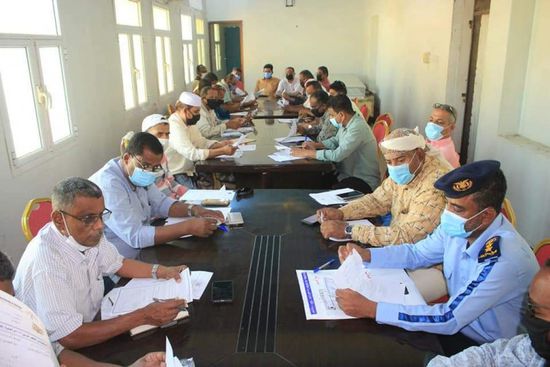 "تنفيذي الشحر" يطلع على تقارير الصحة وشرطة السير