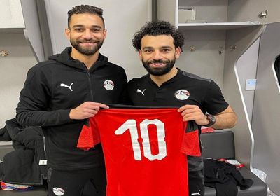 محمد صلاح يهدي قميص المنتخب المصري للسولية