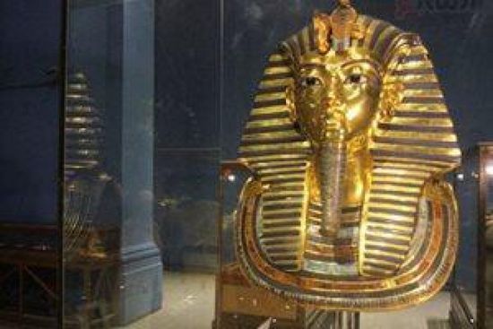 مصر.. موكب ضخم لنقل القناع الذهبى لتوت عنخ آمون
