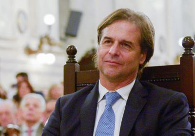 رئيس أوروجواي يتلقى لقاح فيروس كورونا