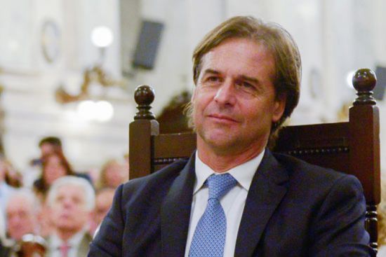 رئيس أوروجواي يتلقى لقاح فيروس كورونا