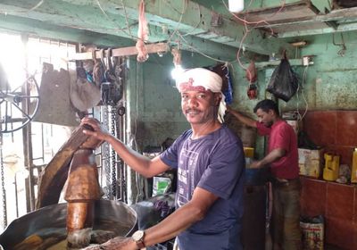 مطاحن السمسم تقاوم الحداثة وتدعم أسر أبين