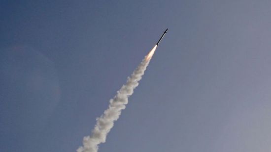 الحوثي يطلق صاروخًا على مدينة مأرب