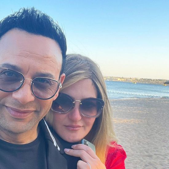 مصطفى قمر مع زوجته في ظهور جديد