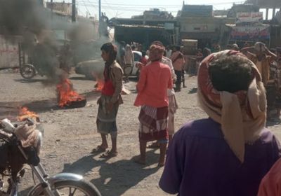 الغضب يتصاعد.. احتجاجات في العند على ممارسات محافظ لحج