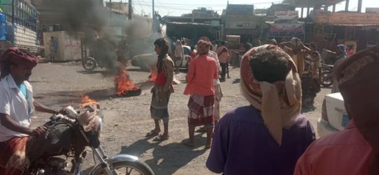الغضب يتصاعد.. احتجاجات في العند على ممارسات محافظ لحج