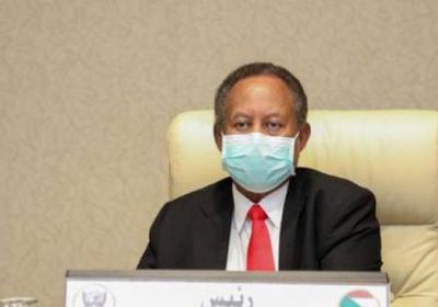 حمدوك ووزراء سودانيون يتلقون تطعيمًا ضد كورونا