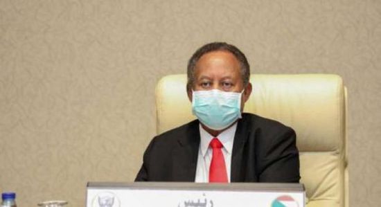 حمدوك ووزراء سودانيون يتلقون تطعيمًا ضد كورونا