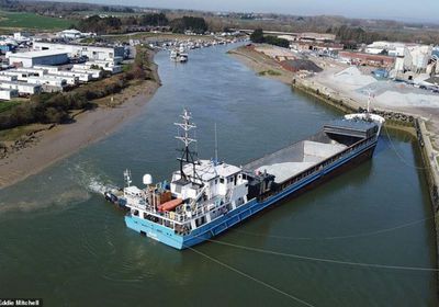 جنوح سفينة أثناء عبورها نهرًا بإنجلترا