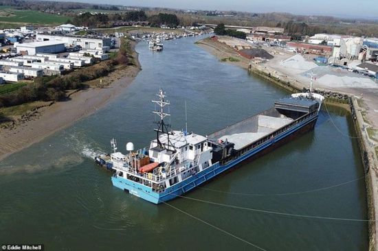 جنوح سفينة أثناء عبورها نهرًا بإنجلترا