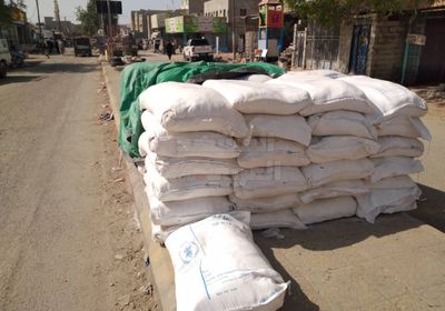 المساعدات الدولية تُباع على أرصفة أبين (صور)